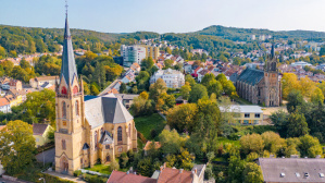 Christuskirche und St. Marien Dudweiler Stadtansicht mit zwei großen Kirchen