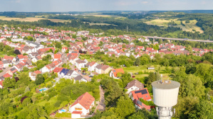 Wasserturm Bischmisheim Kleiner Turm am Waldrand neben Dorf
