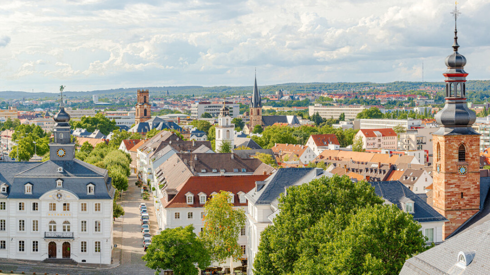Altes Rathaus am Schlossplatz Stadtüberblick mit vielen Kirchen