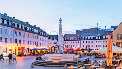 St. Johanner Markt Marktplatz mit Brunnen und Cafes