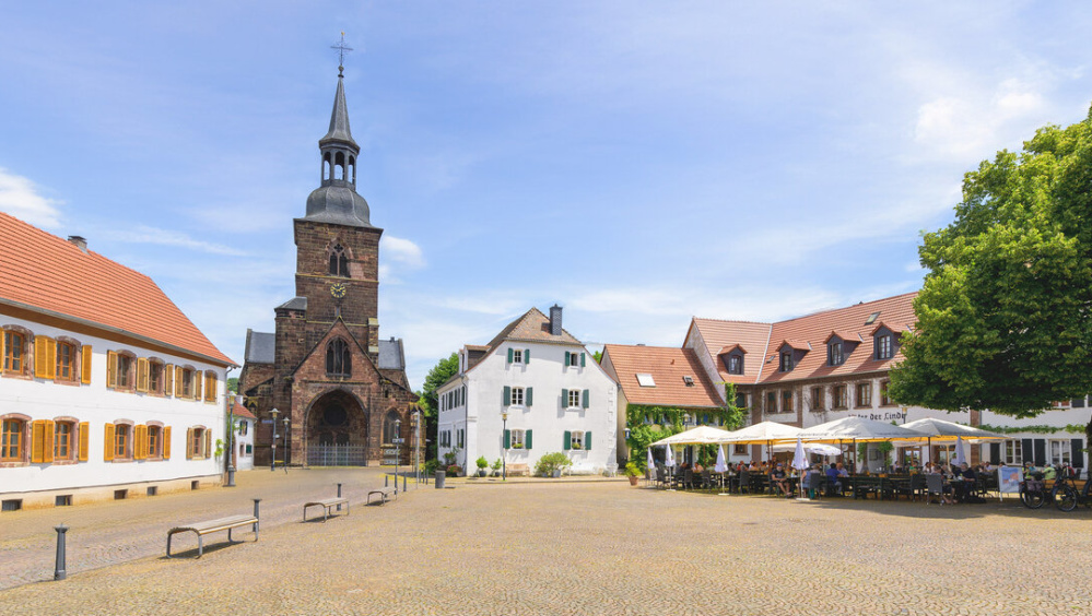 St. Arnualer Markt Marktplatz mit Kirche und einem Lokal