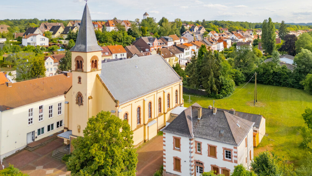 St. Michael Kirche Gersweiler Eine Kirche in einem Dorf
