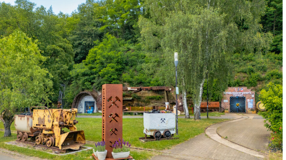 Erlebnisbergwerk Velsen alte Bergwergstatuen