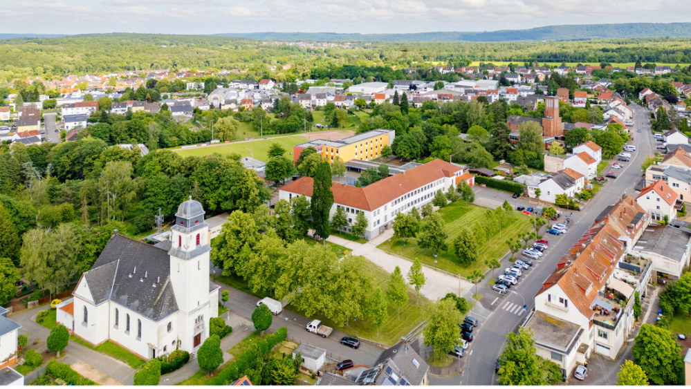 St. Bartholdmäus Klarenthal Ansicht auf ein Dorf mit zwei Kirchen