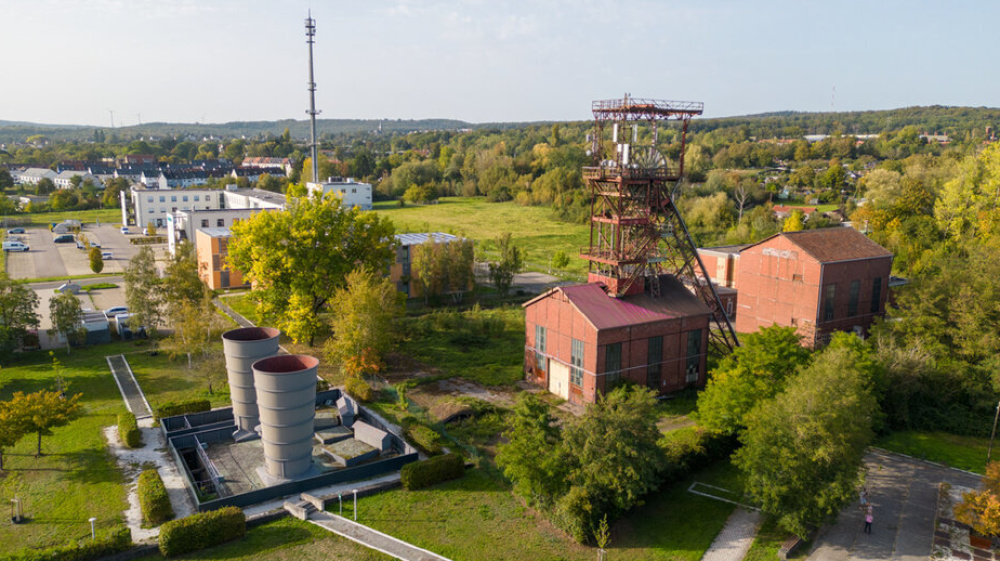Innovationscampus Saar Ansicht auf alten Turm und Wald im Hintergrund