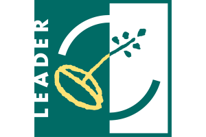 In weiß steht auf grünem Grund das Wort Leader. In einer Grafik wächst aus einem Samen ein Ast. In weiß steht auf grünem Grund das Wort Leader. In einer Grafik wächst aus einem Samen ein Ast.