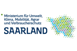 Die Form des Saarlandes in grünen und blauen Punkten. Daneben der Text: Ministerium für Umwelt, Klima, Mobilität, Agrar und Verbraucherschutz. Die Form des Saarlandes in grünen und blauen Punkten. Daneben der Text: Ministerium für Umwelt, Klima, Mobilität, Agrar und Verbraucherschutz.