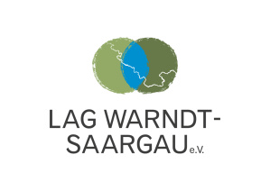 Zwei grüne sich schneidende Kreise mit einer wackeligen weißen Linie, darunter der Text: LAG Warndt-Saargau e.V. Zwei grüne sich schneidende Kreise mit einer wackeligen weißen Linie, darunter der Text: LAG Warndt-Saargau e.V.
