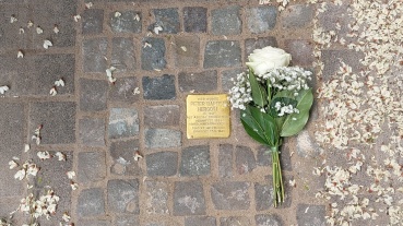 Stolpersteinverlegung in Erinnerung an Peter Baptist Hergott in Eschringen Image