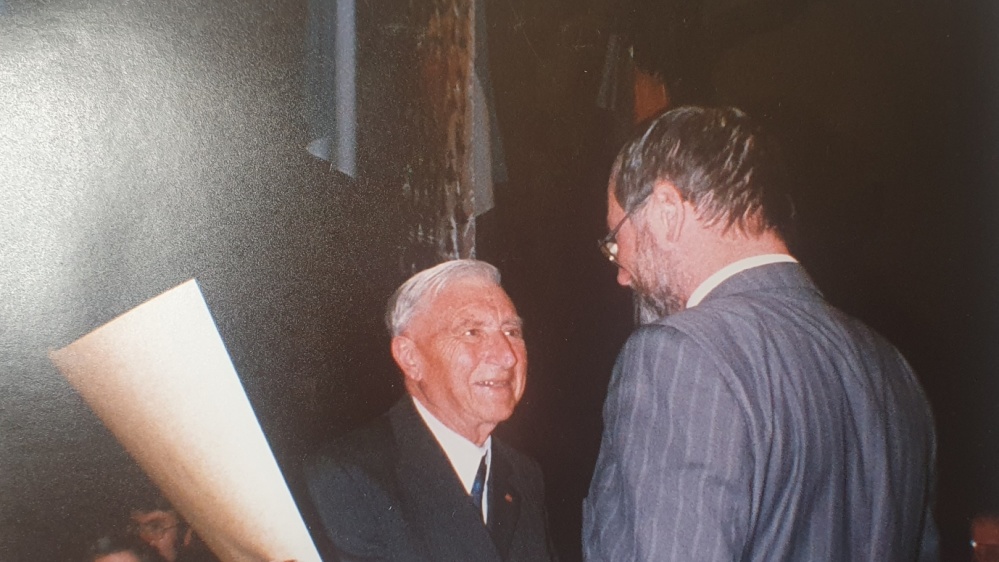 Jean Porhiel und Hans-Jürgen Koebnick v.l.: Jean Porhiel, Initiator der Städtepartnerschaft Saarbrücken–Nantes, Ehrenbürger von Saarbrücken v.r.: Hans-Jürgen Koebnick, ehemaliger Oberbürgermeister von Saarbrücken (1985–1991)