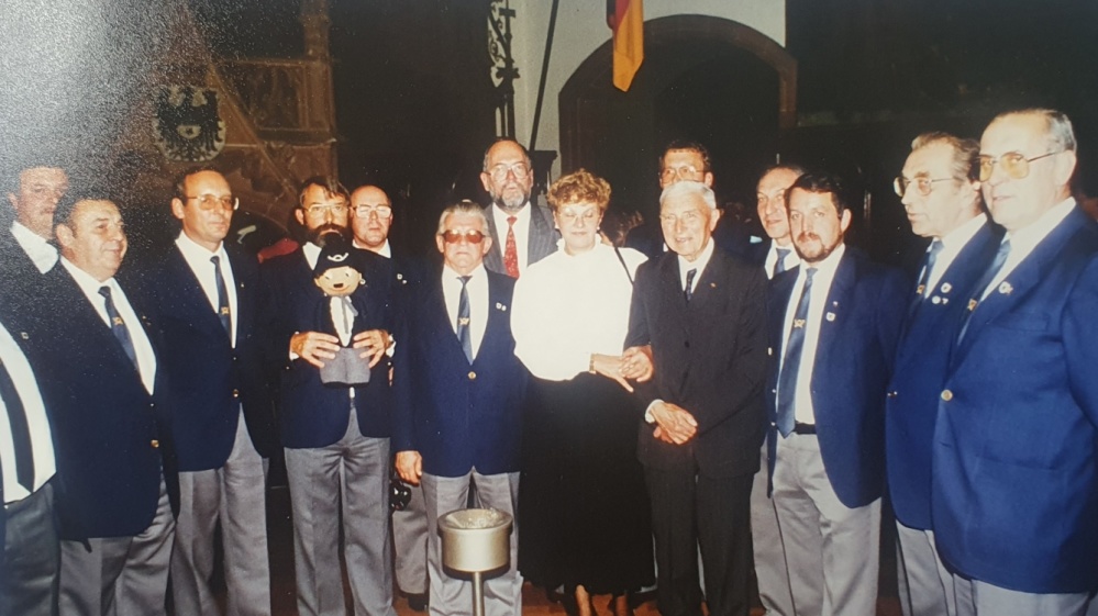 Briefträgerchor mit Oskar Lafontaine, Jean Porhiel und Hans-Jürgen Koebnick Der Briefträgerchor bei der Fotoaufnahme – gemeinsam mit Oskar Lafontaine (damals Ministerpräsident des Saarlandes), Jean Porhiel (Initiator der Städtepartnerschaft Saarbrücken–Nantes) und Hans-Jürgen Koebnick (Oberbürgermeister von Saarbrücken, 1985–1991