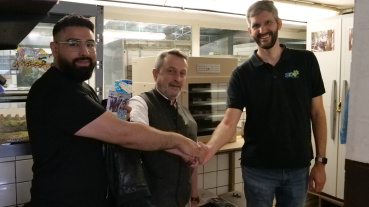 Ali Mohammad und Frank-Thomas Bienko mit Zoodirektor Jakob Kolleck (v.l.n.r.) bei der Übergabe des Brutkastens Image