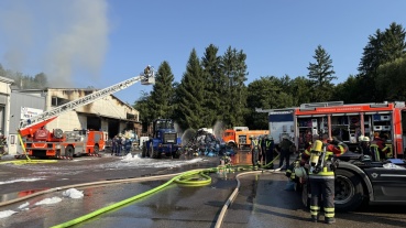 Großeinsatz nach Brand einer Lagerhalle in Eschringen Image