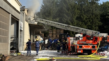 Großeinsatz nach Brand einer Lagerhalle in Eschringen Image