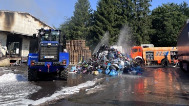 Großeinsatz nach Brand einer Lagerhalle in Eschringen Image