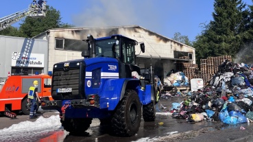 Großeinsatz nach Brand einer Lagerhalle in Eschringen Image