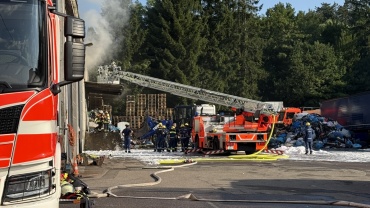 Großeinsatz nach Brand einer Lagerhalle in Eschringen Image