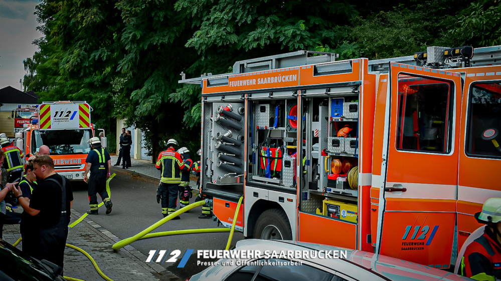 Einsatzbilder - Dachstuhlbrand in Dudweiler - Am Steinbruch Einsatzbilder - Dachstuhlbrand in Dudweiler - Am Steinbruch