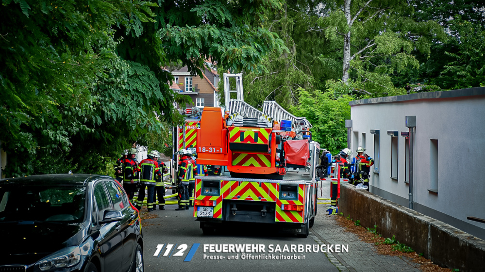Einsatzbilder - Dachstuhlbrand in Dudweiler - Am Steinbruch Einsatzbilder - Dachstuhlbrand in Dudweiler - Am Steinbruch