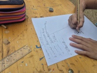Kind arbeitet an einer Vokabelliste auf einem Tisch