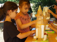 Kinder bauen Türme an Tisch