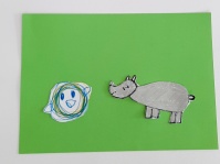 Gestaltetes Kamishibai; Nashorn und Vogel auf grünem Hintergrund