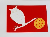 Gestaltetes Kamishibai; Eule und Pizza auf rotem Hintergrund