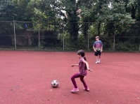 Kinder während Fußballtraining auf Sportplatz