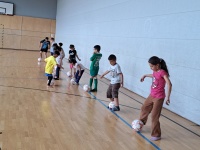 Kinder und Trainer beim Fußballtraining in Sporthalle 