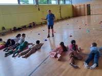 Kinder und Trainer beim Fußballtraining in Sporthalle 