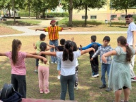 Kinder und Trainer beim Tanztraining auf Außengelände der Bildungswerkstatt