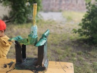 Fertiges Kunstwerk in Form von Turm steht auf Tisch