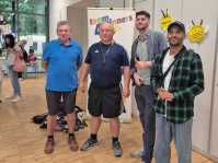 Trainer Team4Winners vor ihrem Roll-Up im Foyer der Bildungswerkstatt