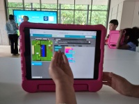 Kinder hält Tablet in die Kamera