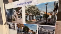 Zweiter Bürger-Workshop zur Fußgängerzone Dudweiler: Visualisierungen Fotos verschiedener möglicher Umgestaltungen der Fußgängerzone Dudweiler auf einer Stellwand
