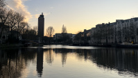 Fluss mit umgebenden Gebäuden am Tagesende