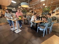 Sommertour OB 2025 - Wasgau Scheidt Menschen sitzen und stehen an Tischen in einem Cafe