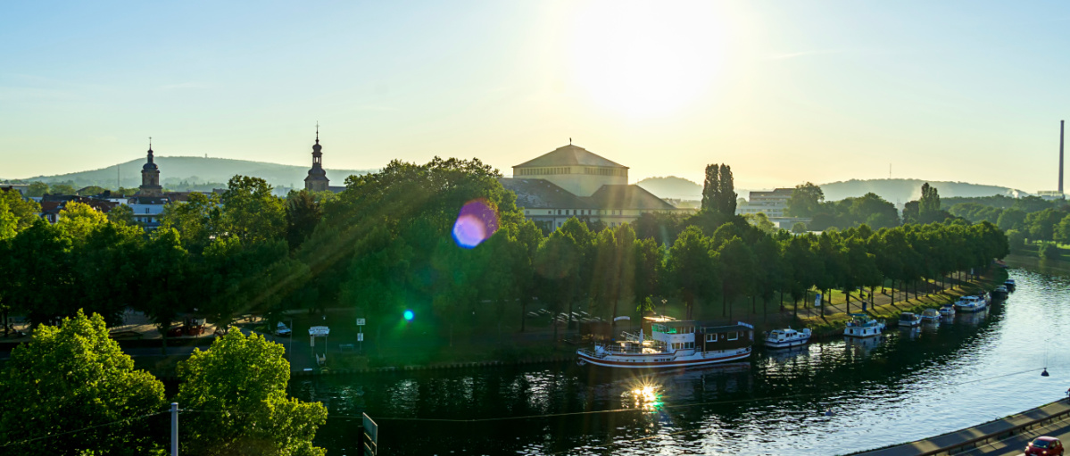 Blick von der Saarbrücker Schlossmauer Richtung Staatstheater, mit Saar und viel Grün