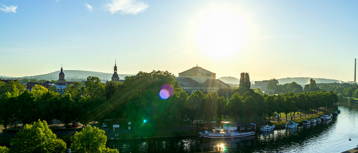 Blick von der Saarbrücker Schlossmauer Richtung Staatstheater, mit Saar und viel Grün