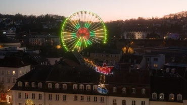 Der Fliegende Weihnachtsmann über dem St. Johanner Markt Image