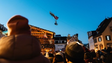 Der Fliegende Weihnachtsmann über dem St. Johanner Markt Image