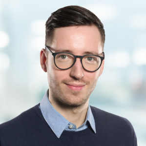 Portrait Daniel Schumann Mann lächelt freundlich in die Kamera
