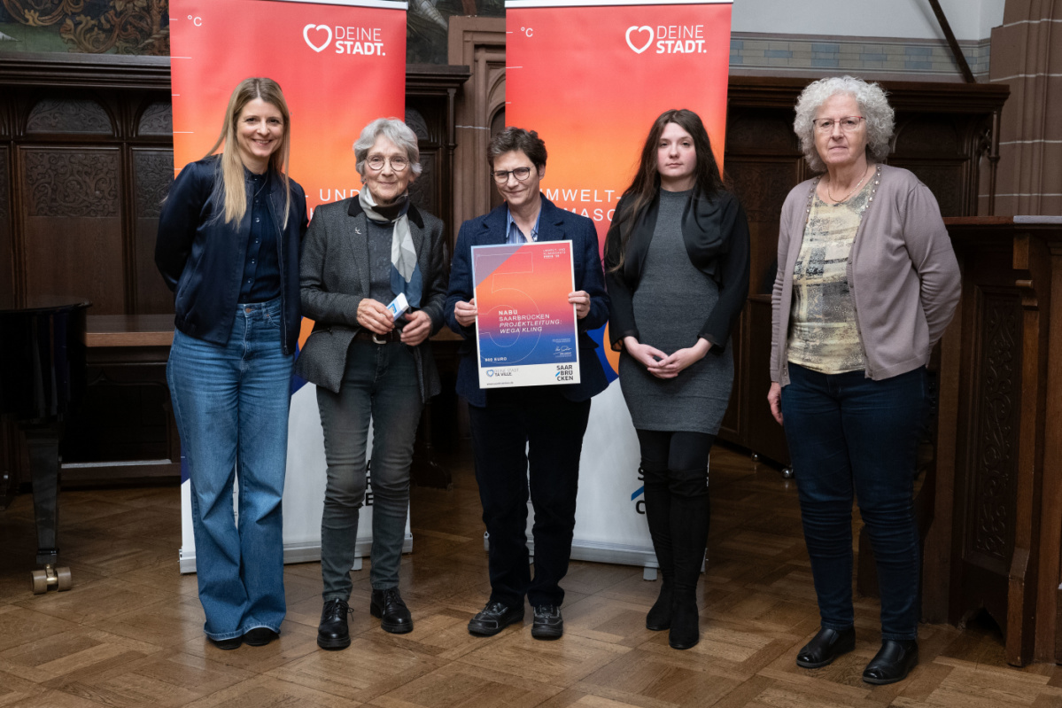 5. Platz - NABU Saarbrücken Preisträgerinnen halten Urkunde in Kamera und lächeln