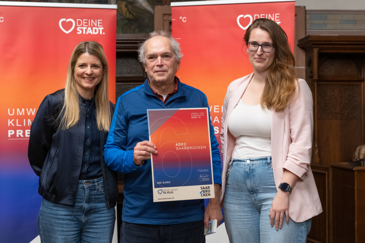 6. Platz - ADFC Saarbrücken Preisträger hält Urkunde in Kamera und lächelt
