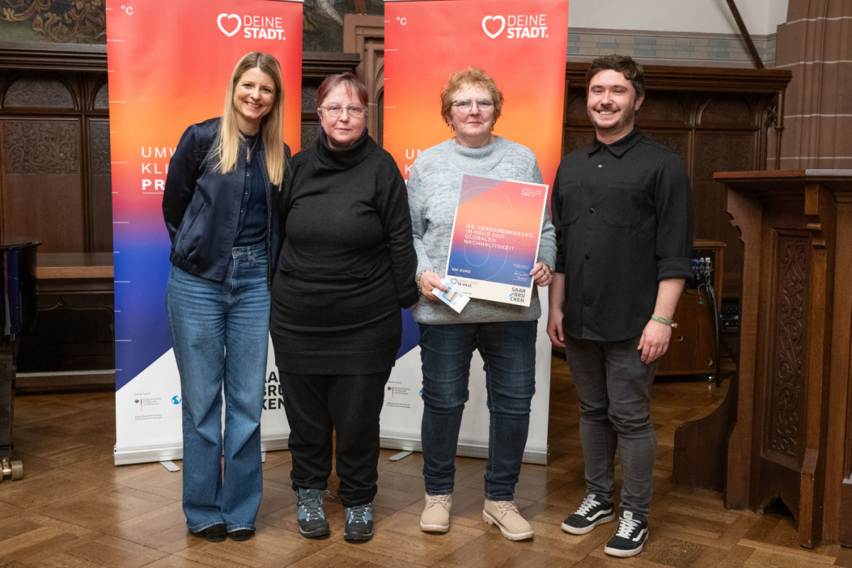 6. Platz - AG Verschenkeecke Preisträgerinnen halten Urkunde in Kamera und lächeln