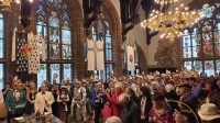Bunt verkleidete Menschen feiern in historischem Saal