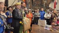 Bunt verkleidete Menschen feiern in historischem Saal