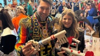 Ein Mann und eine Frau halten einen Schlüssel mit der Aufschrift "2026" in der Hand