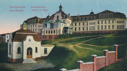 Die kolorierte Ansichtskarte aus den 1920er Jahren zeigt die Nordseite des Bürgerhospitals mit dem Pavillon der Leichenhalle. Die kolorierte Ansichtskarte aus den 1920er Jahren zeigt die Nordseite des Bürgerhospitals mit dem Pavillon der Leichenhalle.