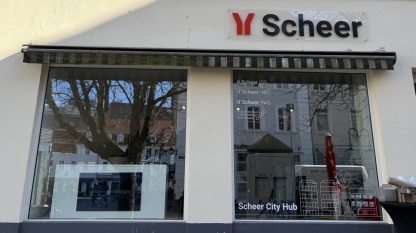 Scheer City Hub Ein Schaufenster, darüber die Aufschrift "Scheer"